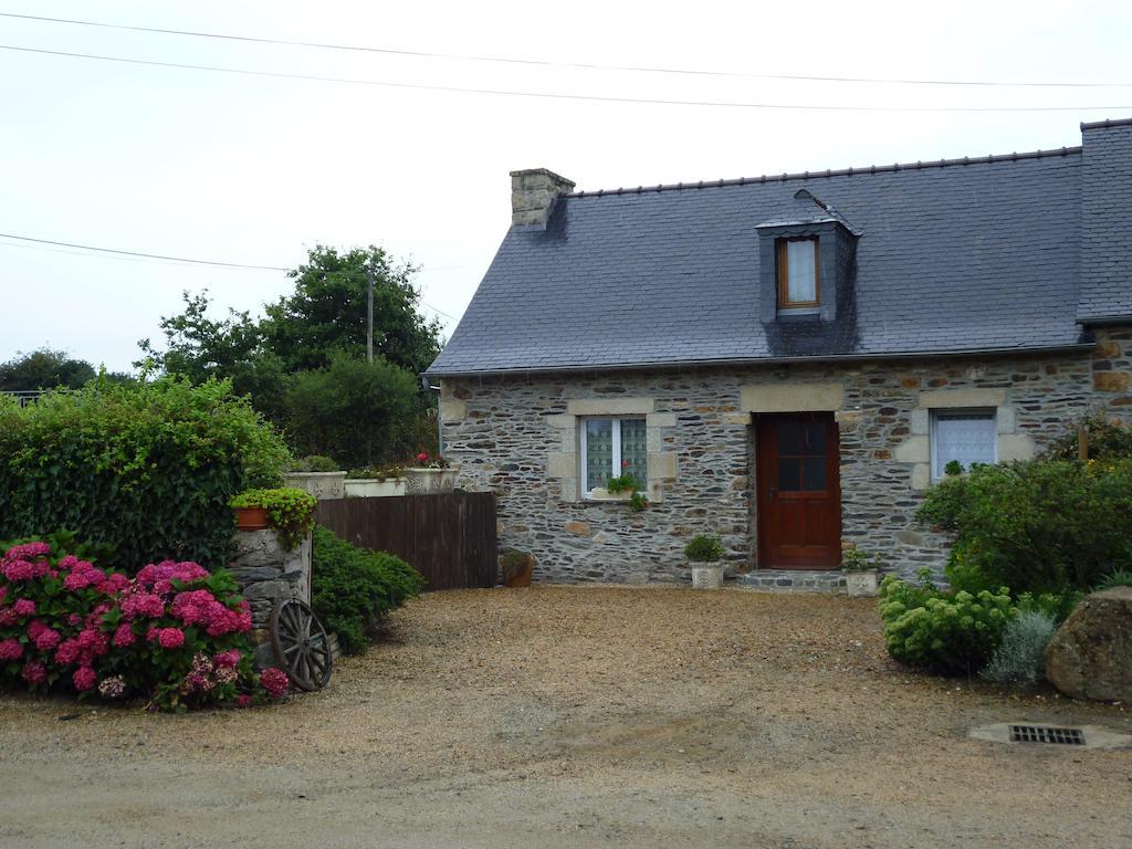 Les Gites de Kerroyal Garlan Extérieur photo